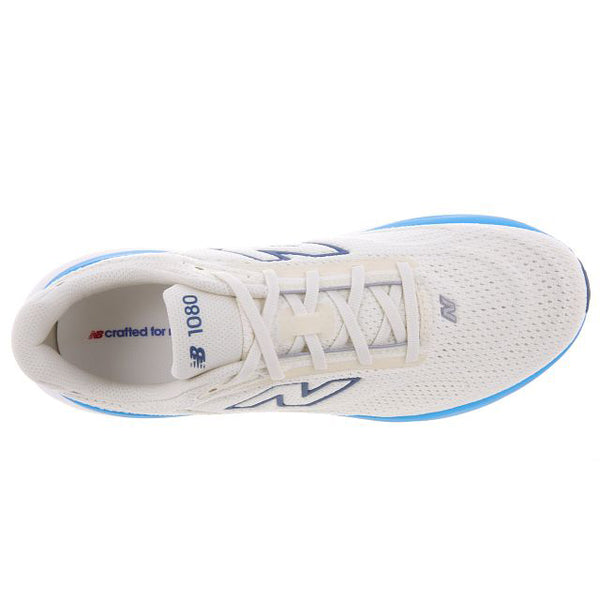 Et billede set ovenfra af New Balance Infinion 1080 V15, herre, Angora-løbesko med blå detaljer viser logoet på siden samt »1080« og »crafted for« på indersålen. Mesh-materiale og flade hvide snørebånd sikrer komfort og stødabsorbering ved hvert skridt.