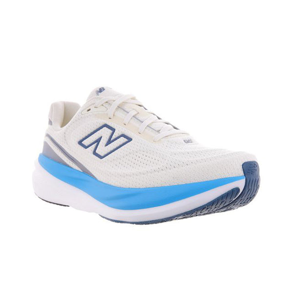 New Balance Infinion 1080 V15, Herre, Angora har en hvid overdel i mesh med blå og grå detaljer, en polstret sål, der dæmper stød, og et »N« på siden. Skoen er afbilledet i en let vinkel mod venstre.