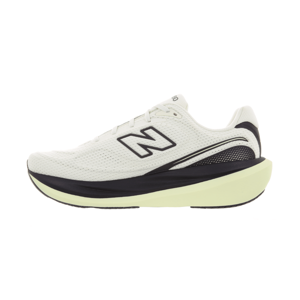 New Balance Infinion 1080 V15 herreløbesko i farven Pistachio Butter er en hvid sportssko med et sort N-logo, sorte og gule detaljer på sålen samt åndbart mesh-materiale, der sikrer maksimal komfort. Skoen vises set fra siden på en ensfarvet hvid baggrund.
