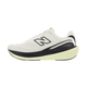 New Balance Infinion 1080 V15 herreløbesko i farven Pistachio Butter er en hvid sportssko med et sort N-logo, sorte og gule detaljer på sålen samt åndbart mesh-materiale, der sikrer maksimal komfort. Skoen vises set fra siden på en ensfarvet hvid baggrund.