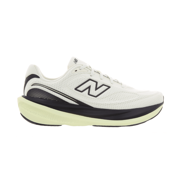 En hvid New Balance Infinion 1080 V15 herreløbesko i farvekombinationen »Pistachio Butter«, med detaljer i sort og lysegult. Skoen har en åndbar overdel i mesh, en tyk sål for maksimal komfort og er forsynet med det karakteristiske New Balance “N”-logo på siden. Den vises set fra venstre profil på en hvid baggrund.