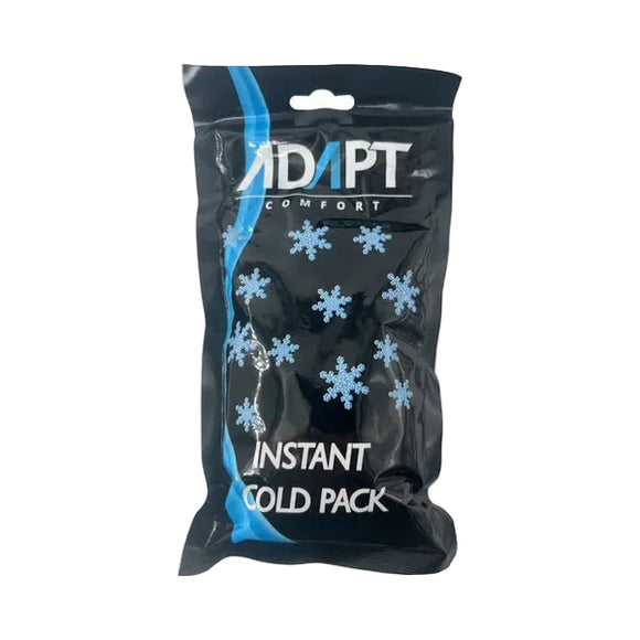 En sort/blå Adapt Comfort Instant Cold Pack, unisex, med blå snefnug og en blå stribe på emballagen - perfekt til nedkøling af skader.