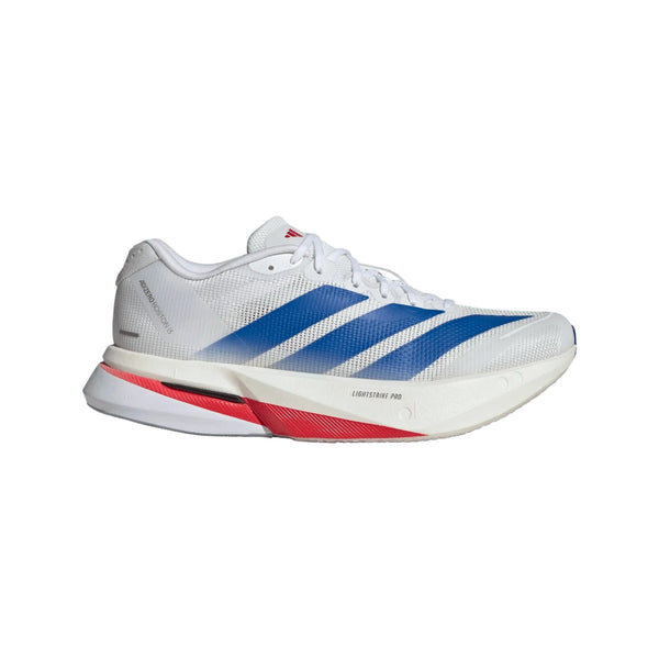 Adidas Adizero Boston 13 damesko i hvid (Ftwwht/Royblu/Dshgry) med blå striber, røde detaljer, mesh-overdel, LIGHTSTRIKE mellemsål, snørelukning og Adidas-logo ved hælen. Præsenteret mod lys baggrund.