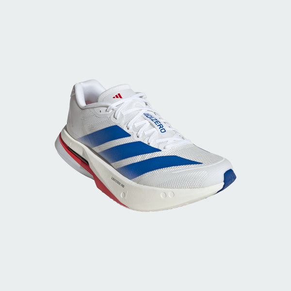 Adidas Adizero Boston 13 løbesko til damer i Ftwwht/Royblu/Dshgry har blå striber, røde detaljer på sålen, "Adizero" på siden og en LIGHTSTRIKE mellemsål, vist i vinkel mod en ensfarvet, lysegrå baggrund.