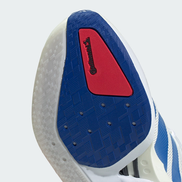 Nærbillede af Adidas Adizero Boston 13 Dame's sål i blå, rød og hvid med "Continental"-detaljer. Denne løbesko til kvinder har et struktureret greb og en overdel i mesh i Ftwwht/Royblu/Dshgry for stil og komfort.