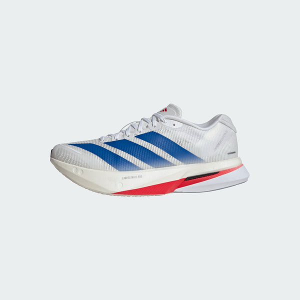 Adidas Adizero Boston 13 Dame i Ftwwht/Royblu/Dshgry er en hvid løbesko til kvinder med blå striber, rød mellemsålsdetalje og LIGHTSTRIKE-mellemsål, vist på en lysegrå baggrund.