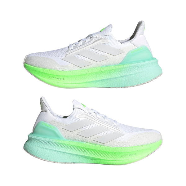 Et par Adidas Ultraboost 5X Dame løbesko i Ftwwht/Dshgry/Limbur vises fra siden på hvid baggrund. Skoene har mesh-overdel, Boost-teknologi og det ikoniske Adidas-logo samt lysegrøn-mint gradient sål.