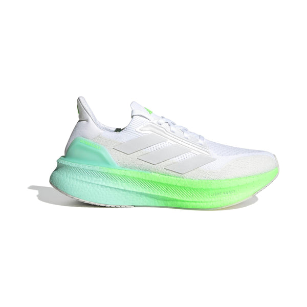 Adidas Ultraboost 5X til kvinder i Ftwwht/Dshgry/Limbur er en hvid løbesko med tyk sål, ultraboost-teknologi, gradueret grøn hæl/mellemsål, tre hvide striber og en åndbar overdel i mesh.