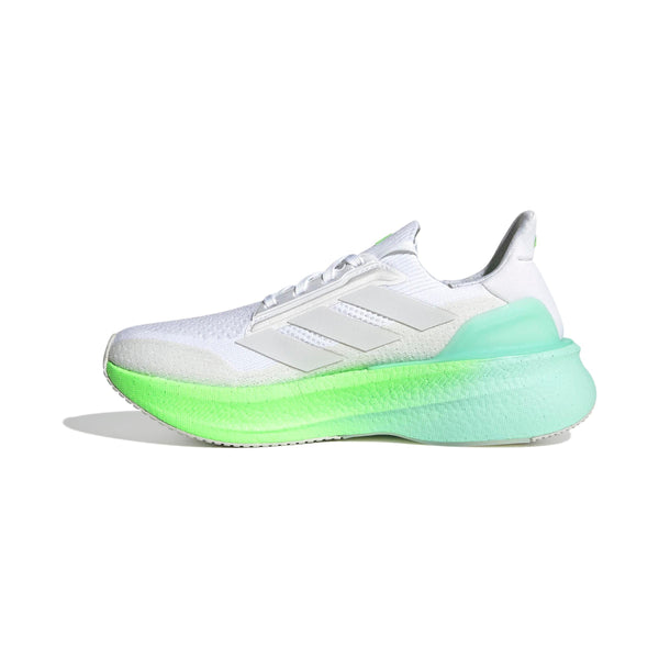 Adidas Ultraboost 5X Dame i Ftwwht/Dshgry/Limbur har tre hvide striber, en overdel i mesh og en tyk lysegrøn og blågrøn Boost-sål, som ses i profil mod en hvid baggrund.