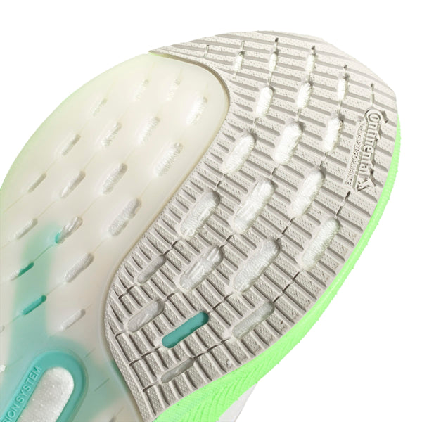 Nærbillede af Ultraboost 5X-sålen fra Adidas i Ftwwht/Dshgry/Limbur til kvinder, der viser struktureret gummi med riller, gennemsigtige zoner, grønne højdepunkter og Continental-branding - en fremvisning af Adidas' innovation.