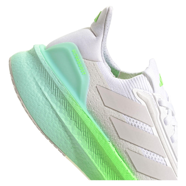 Adidas Ultraboost 5X Dame i Ftwwht/Dshgry/Limbur har et hvidt design med tre diagonale striber, en lysegrøn-mintfarvet sål, ULTRABOOST på hælen og Boost-teknologi, der giver overlegen komfort og en hævet hæl.
