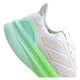 Adidas Ultraboost 5X Dame i Ftwwht/Dshgry/Limbur har et hvidt design med tre diagonale striber, en lysegrøn-mintfarvet sål, ULTRABOOST på hælen og Boost-teknologi, der giver overlegen komfort og en hævet hæl.