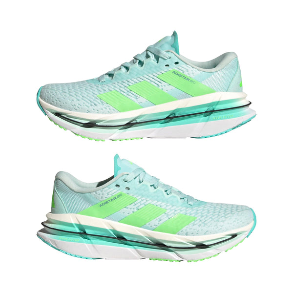 Adidas Adistar Byd dame løbesko i halmin/limbur/flaaqu er lyseblå og hvide med mintgrønne detaljer, set fra siden mod en hvid baggrund. De har en overdel i mesh og en tyk, polstret sål, som giver god komfort.