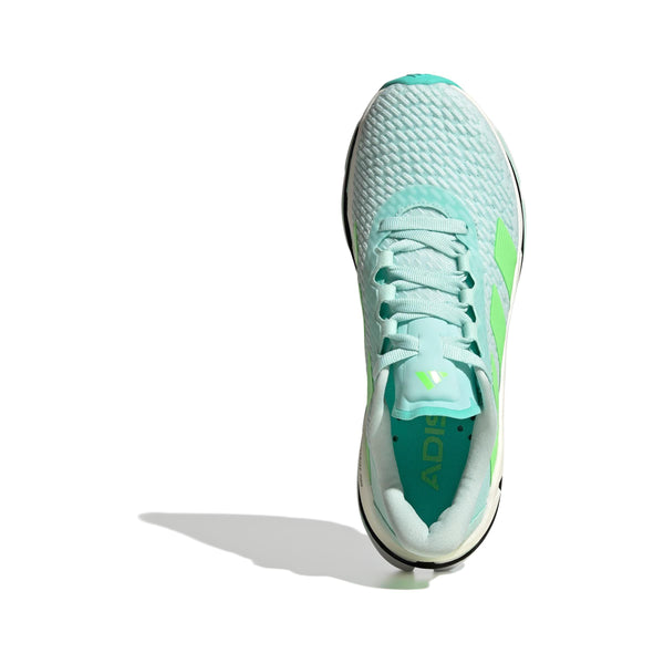 Et topbillede af Adidas Adistar Byd løbesko dame i Halmin/Limbur/Flaaqu-farver, med lyseblå med lysegrønne accenter, en hvid mesh-overdel og hvide snørebånd på en hvid baggrund med en skygge til venstre.