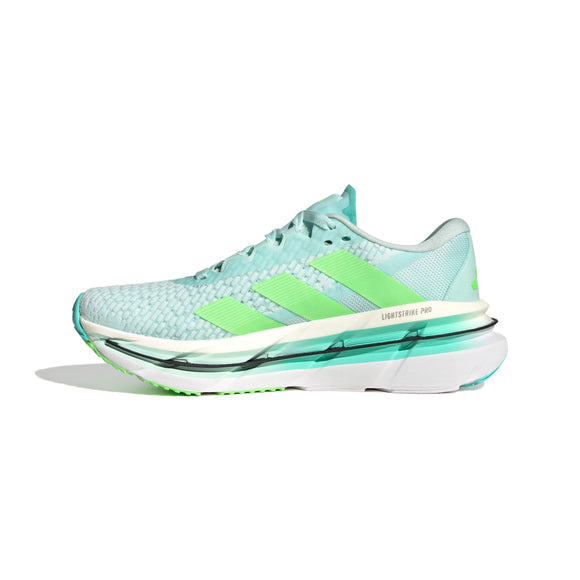 Adidas Adistar Byd Dame løbesko i Halmin/Limbur/Flaaqu har en lyseblå overdel med neongrønne detaljer, de ikoniske tre striber og en tyk hvid og grøn Lightstrike Pro-sål, som ses i profil mod en almindelig hvid baggrund.