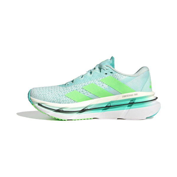Adidas Adistar Byd Dame løbesko i Halmin/Limbur/Flaaqu har en lyseblå overdel med neongrønne detaljer, de ikoniske tre striber og en tyk hvid og grøn Lightstrike Pro-sål, som ses i profil mod en almindelig hvid baggrund.