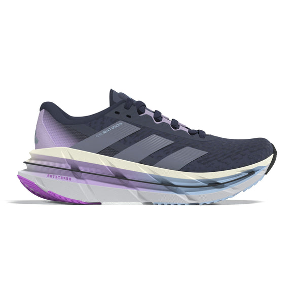 Et sidebillede af Adidas Adistar Byd Dame løbesko i navy, sølv og lilla (Shanav/Silvio/Powplu) med signaturstriber og et Boost-mellemsål for ekstra stabilitet. Den tykke mellemsål har lag i creme, blå og lilla nuancer.