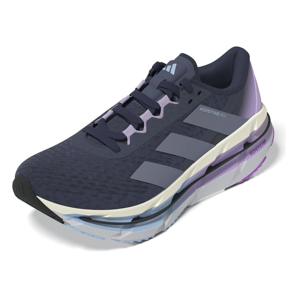 En enkelt Adidas Adistar Byd løbesko til damer i navy (Shanav), med sølv/violette detaljer (Silvio/Powplu), hvid sål, mesh-materiale, lagdelte teksturer for stabilitet og "ADISTAR 3.0" på siden. Logo på pløs og side.