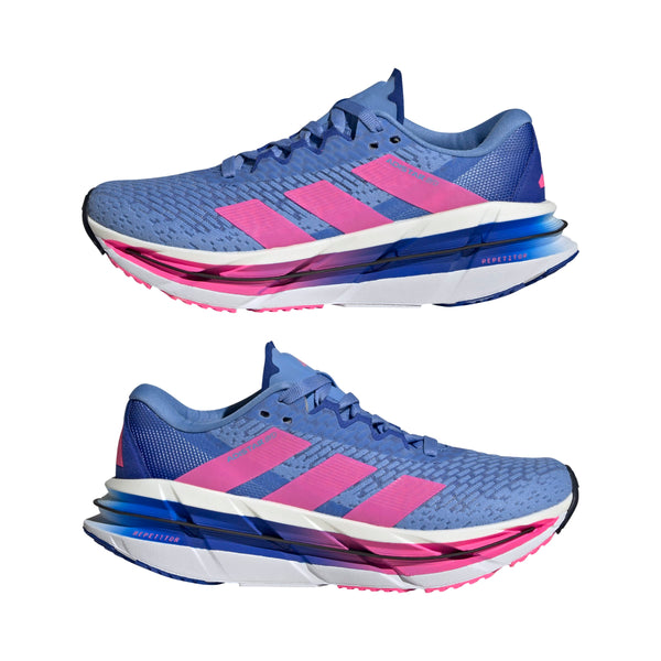 To Adidas Adistar Byd løbesko dame i Blufus/Lucpnk/Lucblu er vist i sideprofil på en hvid baggrund med pink striber og ydersåldetaljer samt en tyk polstret sål for optimal komfort.