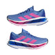 To Adidas Adistar Byd løbesko dame i Blufus/Lucpnk/Lucblu er vist i sideprofil på en hvid baggrund med pink striber og ydersåldetaljer samt en tyk polstret sål for optimal komfort.