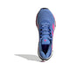 En Adidas Adistar Byd løbesko dame i Blufus/Lucpnk/Lucblu ses fra oven. Den blå mesh-overdel har pink detaljer på siden og tungen, og sålen er sort og hvid. Den venstre skos skygge falder på en almindelig hvid baggrund.