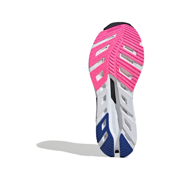Billedet viser sålen på Adidas Adistar Byd Dame i Blufus/Lucpnk/Lucblu med pink, hvid og blå sektioner med et sort mønstret greb, fotograferet på en hvid baggrund med en synlig skygge.