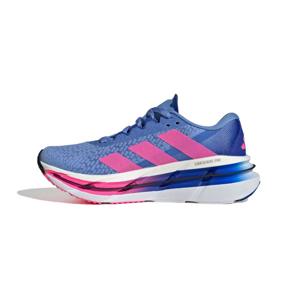 Et sidebillede af Adidas Adistar Byd løbesko dame i Blufus/Lucpnk/Lucblu viser pink striber, en tyk hvid og blå sål for stabilitet og LIGHTSTRIKE PRO trykt på mellemsålen.