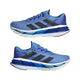Adidas Adistar Byd løbesko herre i Blufus/Legink/Sslime har blå overdel, sorte striber, neongrønne detaljer og en tyk hvid-blå sål til energireturnering, vist fra siden på en hvid baggrund.