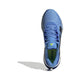Et topbillede af en enkelt Adidas Adistar Byd, Herre løbesko i Blufus/Legink/Sslime med blå snørebånd, tekstureret mesh-overdel, sorte detaljer og logo på tungen. Designet til energireturnering, komfort og stabilitet. Skyggen falder til venstre på hvid.