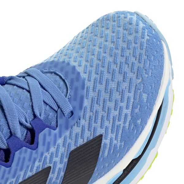 Nærbillede af tåområdet på Adidas Adistar Byd løbesko herre i Blufus/Legink/Sslime, der har en struktureret blå mesh-overdel, blå snørebånd, hvid mellemsål, sorte detaljer og en limegrøn ydersål for komfort og stabilitet.