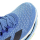 Nærbillede af tåområdet på Adidas Adistar Byd løbesko herre i Blufus/Legink/Sslime, der har en struktureret blå mesh-overdel, blå snørebånd, hvid mellemsål, sorte detaljer og en limegrøn ydersål for komfort og stabilitet.