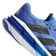 Nærbillede af Adidas Adistar Byd løbesko herre i Blufus/Legink/Sslime viser hælen med "ADISTAR BYD" på siden og "REPETITOR" på sålen, designet til komfort og stabilitet i blå, sort og hvid.