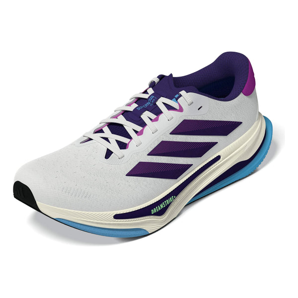Adidas Supernova Prima 2 til kvinder har en hvid mesh-overdel med lilla striber, blå detaljer, en blå ydersål, "Dreamstrike" på mellemsålen og snørebånd, der tilføjer ekstra lilla og blå detaljer - ideelt til behagelig løbetræning.
