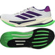 Adidas Supernova Prima 2 til mænd i Cwhite/Cpurpl/Limbur har lilla striber, en tyk hvid mellemsål for komfort og stødabsorbering, en slank topprofil og en holdbar slidbane, der er synlig fra bunden.