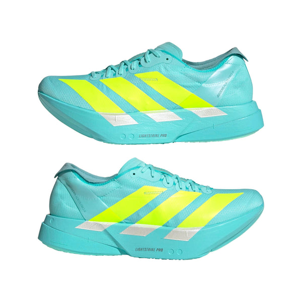 Et par Adidas Adizero Adios Pro 4 herre løbesko i flaaqu/luclem/minton med lyse diagonale striber og LIGHTSTRIKE PRO på mellemsålen, perfekte til maraton, vist fra siden på hvid baggrund.
