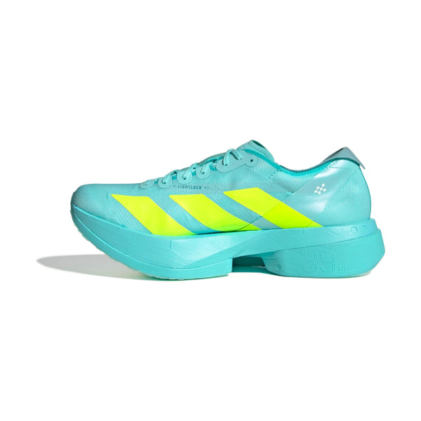 Adidas Adizero Adios Pro 4 Herre i Flaaqu/Luclem/Minton har en turkis overdel med lysegule striber, matchende snørebånd og en tyk støddæmpende sål - ideel til maratontræning. Vist i sideprofil på en hvid baggrund.
