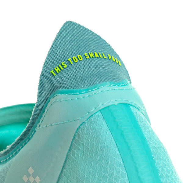 Nærbillede af Adidas Adizero Adios Pro 4 (Herre, Flaaqu/Luclem/Minton) i turkis med "THIS TOO SHALL PASS" i gult på tungen. Fremstillet af syntetisk materiale og mesh - ideel til dit næste maraton.