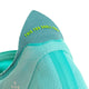 Nærbillede af Adidas Adizero Adios Pro 4 (Herre, Flaaqu/Luclem/Minton) i turkis med "THIS TOO SHALL PASS" i gult på tungen. Fremstillet af syntetisk materiale og mesh - ideel til dit næste maraton.