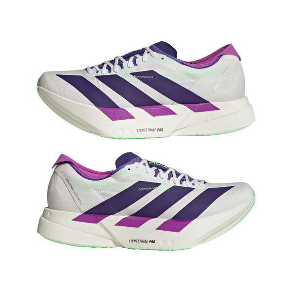 Adidas Adizero Adios Pro 4 Herre løbesko i Cwhite/Cpurpl/Limbur har en hvid overdel, lilla striber, lysegrønne såler og "LIGHTSTRIKE PRO"-tekst på siderne. Vist fra siden mod en hvid baggrund.