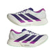 Adidas Adizero Adios Pro 4 Herre løbesko i Cwhite/Cpurpl/Limbur har en hvid overdel, lilla striber, lysegrønne såler og "LIGHTSTRIKE PRO"-tekst på siderne. Vist fra siden mod en hvid baggrund.
