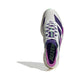 En enkelt Adidas Adizero Adios Pro 4 herresko i Cloud White/Core Purple/Lime Burst vises ovenfra med lilla og sorte detaljer, grønne og lilla detaljer og "ADIZERO" på tungen mod en hvid baggrund.