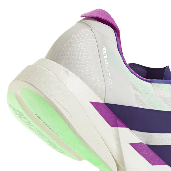 Nærbillede af hælen og siden på den hvide, lilla og lysegrønne Adidas Adizero Adios Pro 4, Herre (Cwhite/Cpurpl/Limbur) med lilla og pink detaljer på hælen og kraven.