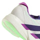 Nærbillede af hælen og siden på den hvide, lilla og lysegrønne Adidas Adizero Adios Pro 4, Herre (Cwhite/Cpurpl/Limbur) med lilla og pink detaljer på hælen og kraven.