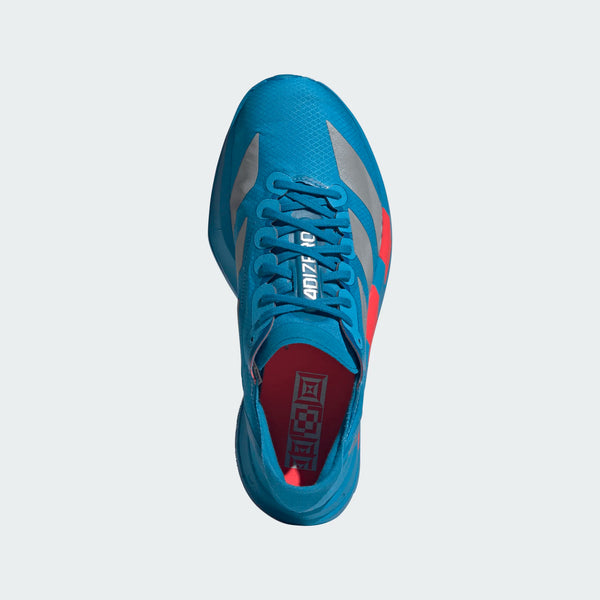 An Adidas Adizero Adios Pro 4 herre løbesko i Solblu/Silvmt/Lucred ses oppefra med sølv- og røde detaljer, snørelukning samt ADIZERO-tekst på pløs og indersål.