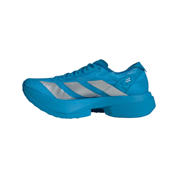 Adidas Adizero Adios Pro 4 løbesko dame i Solblu/Silvmt/Lucred har en tyk Lightstrike Pro-skumsål, sølvfarvede diagonale striber, blå snørebånd og et lille hvidt ternet logo nær anklen på en lys baggrund.