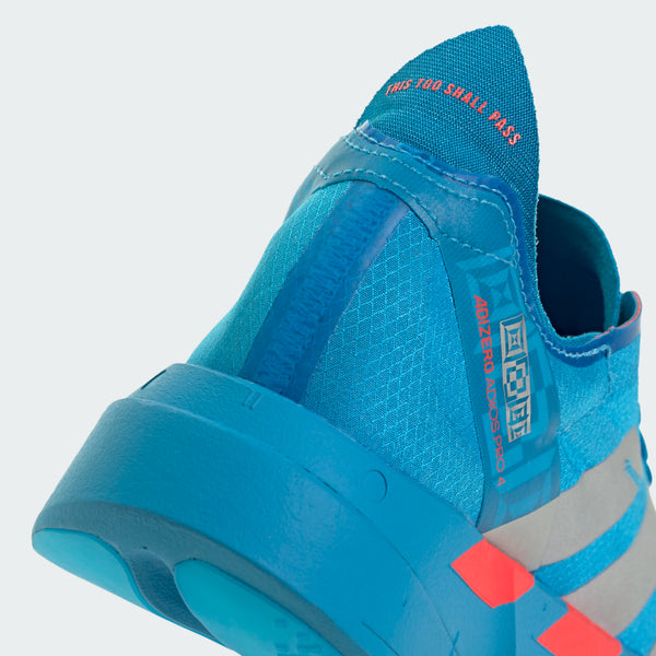 Nærbillede af hælen og siden på Adidas Adizero Adios Pro 4, Herre i Solblu/Silvmt/Lucred med orange detaljer, "THIS TOO SHALL PASS"-tekst på pløsen og brandingdetaljer på siden.