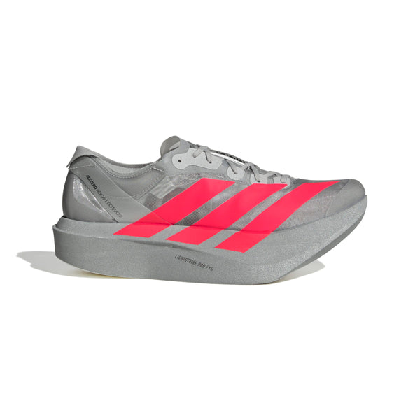 Adidas Pro Evo 2 unisex-løbesko i Silver Metallic/Lucid Red/Grey Two har dristige røde striber, en LIGHTSTRIKE PRO-mellemsål for komfort og et lavt design - ideelt til maratonløb - der vises på en almindelig hvid baggrund.