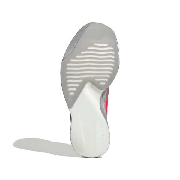 Billedet viser sålen på Adidas Pro Evo 2 (Unisex) i Silver Metallic/Lucid Red/Grey Two, der har en rillet hvid ydersål med et strejf af rødt fra overdelen på den ene side. Baggrunden er helt hvid.