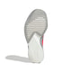 Billedet viser sålen på Adidas Pro Evo 2 (Unisex) i Silver Metallic/Lucid Red/Grey Two, der har en rillet hvid ydersål med et strejf af rødt fra overdelen på den ene side. Baggrunden er helt hvid.