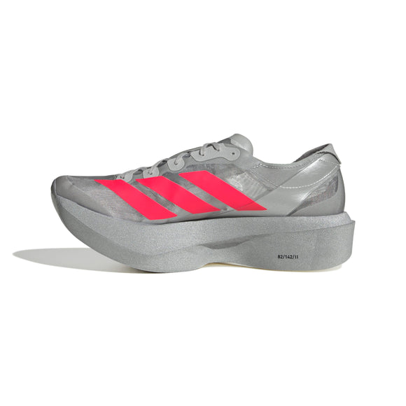 En sølvmetallic Adidas Pro Evo 2 unisex maratonsko med en tyk LIGHTSTRIKE PRO mellemsål og tre klare røde striber på siden, vist på en hvid baggrund mod venstre.